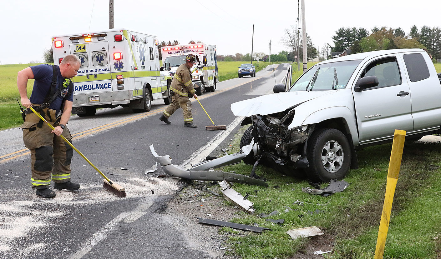 Crash injures 2